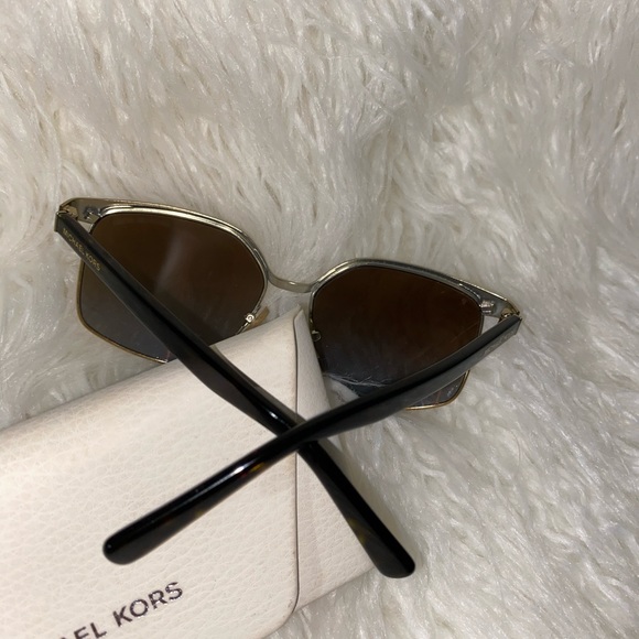 Michael Kors sunglasses with White case - Picture 3 of 9